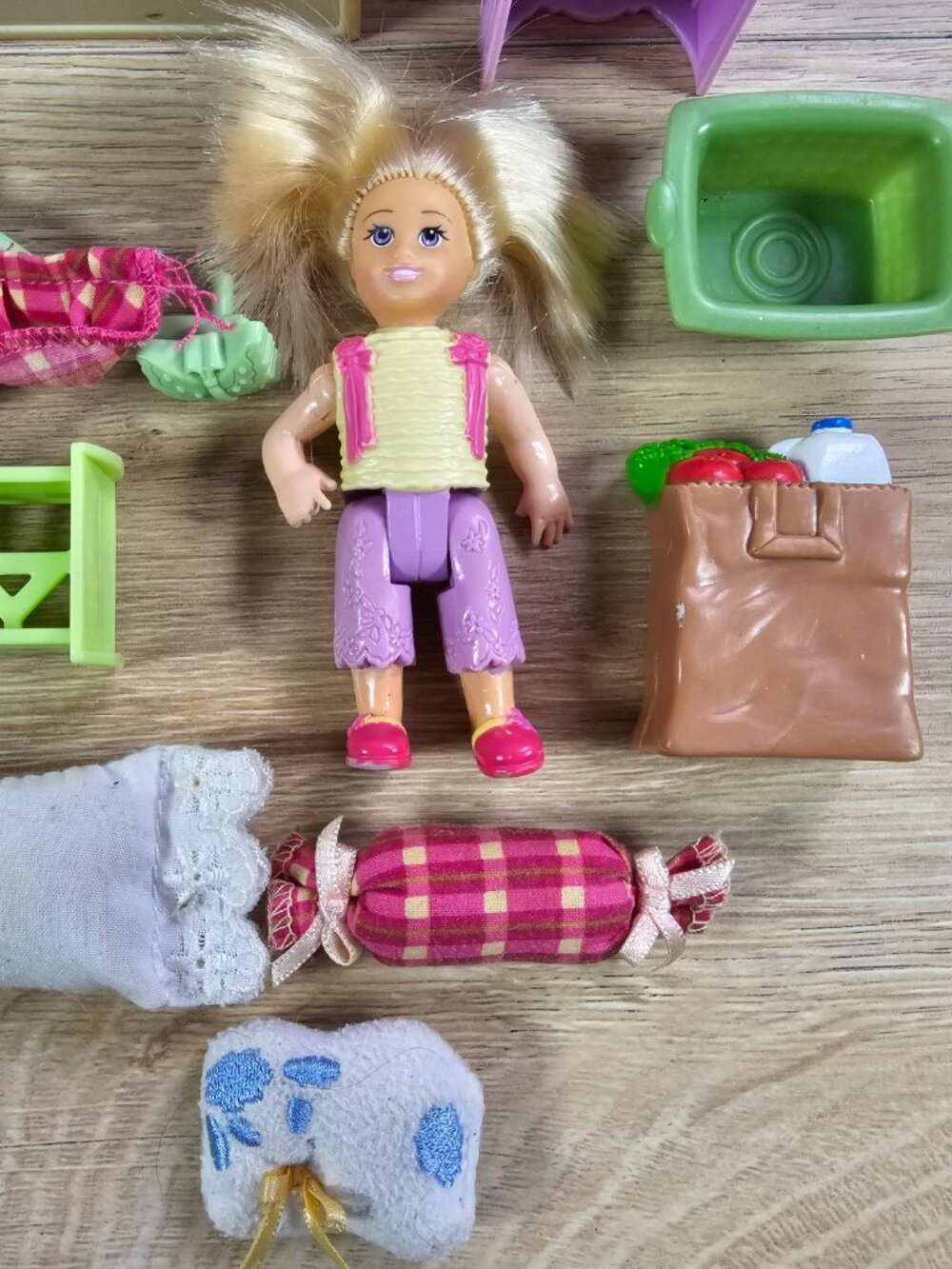 Fisher Price Loving Family Lot of 16 Pieces Furniture Sister Doll Pillows Hamper - Picture 6 of 11